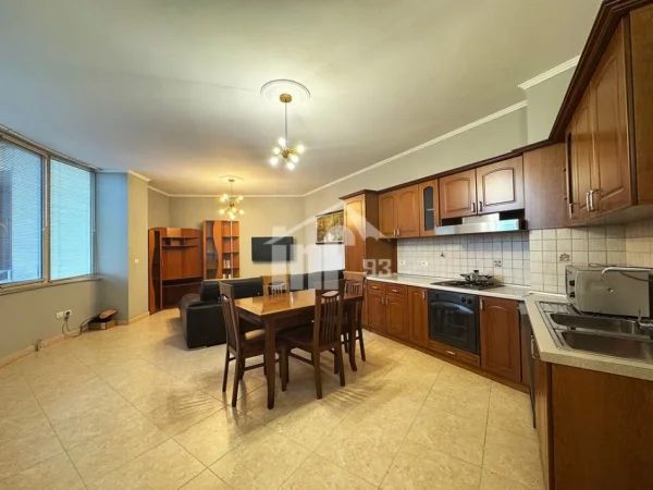 Tirane, jepet me qera apartament 1+1 Kati 7, 68 m² 580 € (TE SELVIA, PRANE QENDRES DHE PAZARIT TE RI)