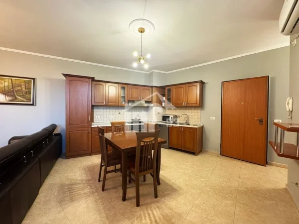 Tirane, jepet me qera apartament 1+1 Kati 7, 68 m² 580 € (TE SELVIA, PRANE QENDRES DHE PAZARIT TE RI)