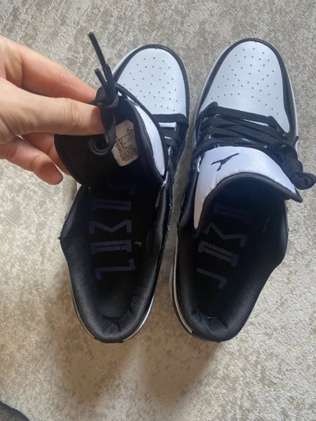 Tirane, shes Atlete origjinale Nike + Jordan nr 43 per cuna 50 €