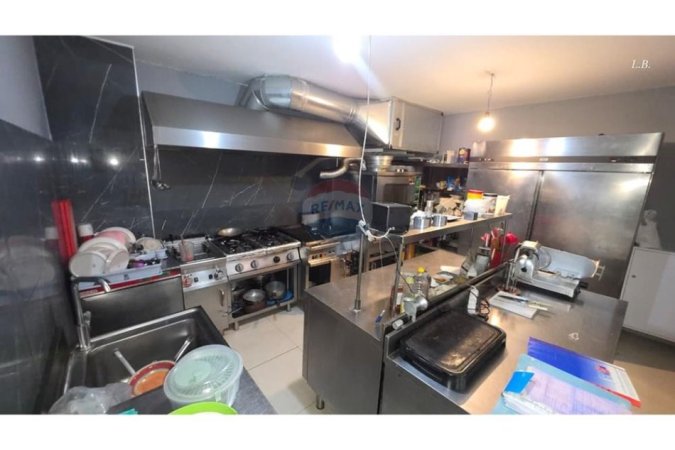 Tirane, jepet me qera lokal , 100 m² 1.500 € (Qendra Kristal, Tiranë)