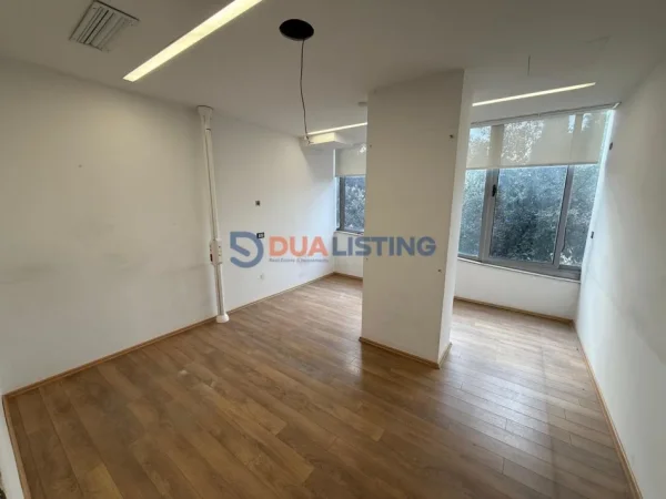 Tirane, jepet me qera zyre Kati 1, 85 m² 1.150 € (Rruga e Elbasanit)