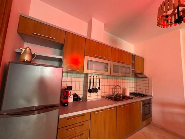 Tirane, jepet me qera 2+1 , 80 m² 700 € (Pazari i RI)