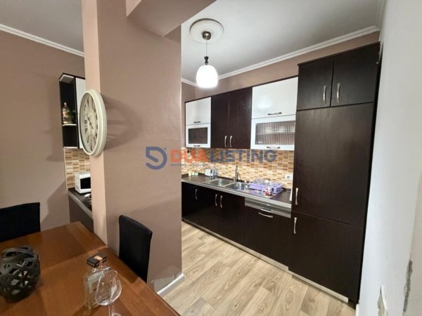 Tirane, jepet me qera apartament 2+1+Ballkon Kati 4, 100 m² 830 € (Kristal Center)