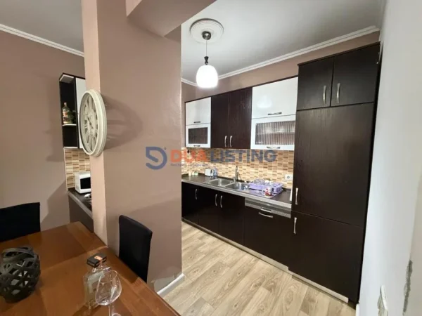 Tirane, jepet me qera apartament 2+1+Ballkon Kati 4, 100 m² 830 € (Kristal Center)