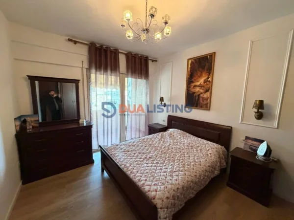 Tirane, jepet me qera apartament 2+1+Ballkon Kati 4, 100 m² 830 € (Kristal Center)