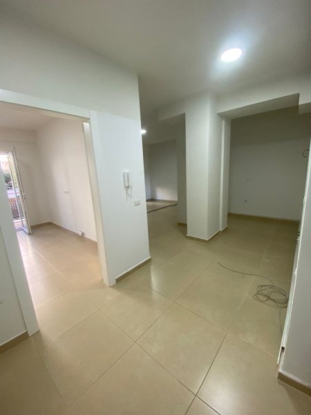 Tirane, jepet me qera apartament 1+1+Ballkon , 65 m² 1.000 € (Rruga e Kosovareve)