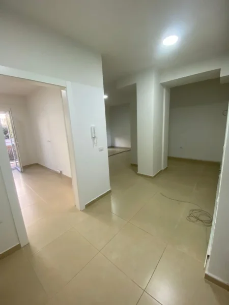 Tirane, jepet me qera apartament 1+1+Ballkon , 65 m² 1.000 € (Rruga e Kosovareve)