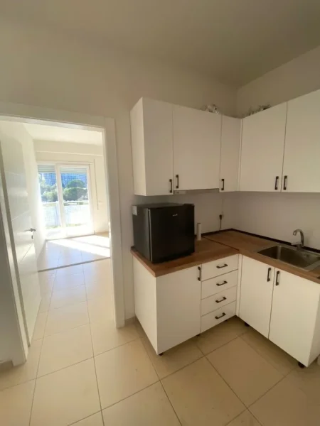 Tirane, jepet me qera apartament 1+1+Ballkon , 65 m² 1.000 € (Rruga e Kosovareve)