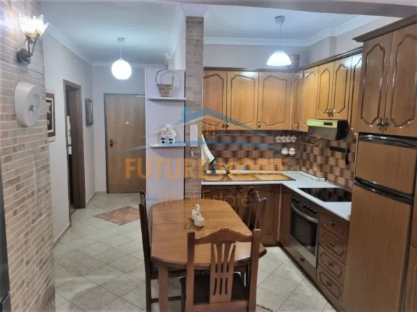 Tirane, jepet me qera apartament 2+1+Ballkon Kati 7, 102 m² 750 € (RRUGA E BARRIKADAVE)