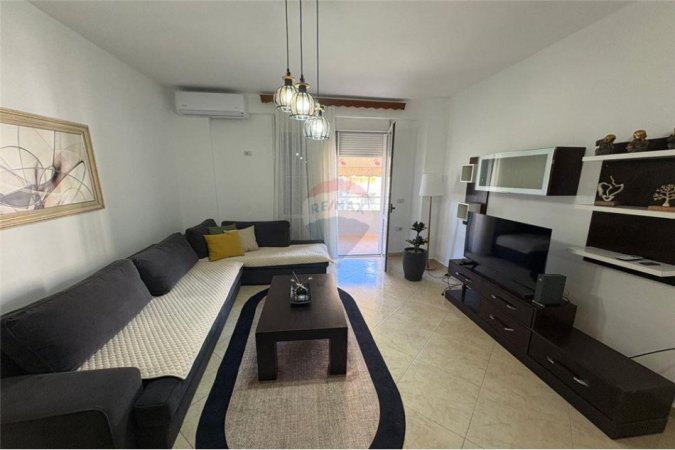 Vlore - Lungomare, jepet me qera apartament 1+1 , 65 m² 350 € (Rruga Dhimitër Konomi, Vlorë)