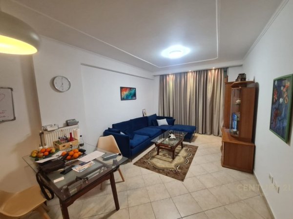 Tirane, jepet me qera apartament 1+1 Kati 6, 70 m² 600 € (Komuna e Parisit)
