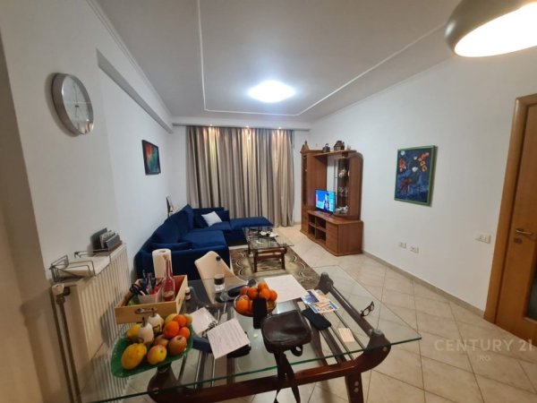 Tirane, jepet me qera apartament 1+1 Kati 6, 70 m² 600 € (Komuna e Parisit)