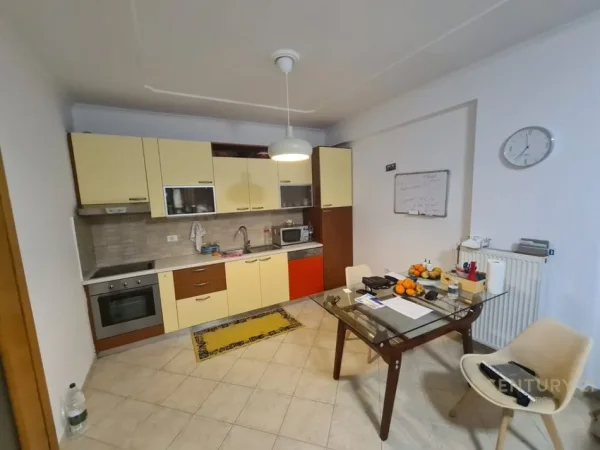 Tirane, jepet me qera apartament 1+1 Kati 6, 70 m² 600 € (Komuna e Parisit)