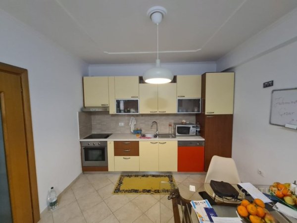 Tirane, jepet me qera apartament 1+1 Kati 6, 70 m² 600 € (Komuna e Parisit)