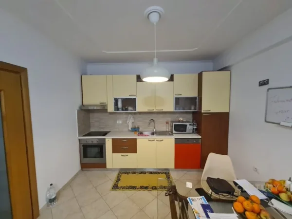 Tirane, jepet me qera apartament 1+1 Kati 6, 70 m² 600 € (Komuna e Parisit)