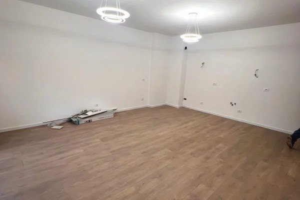 Tirane, jepet me qera zyre , 76 m² 