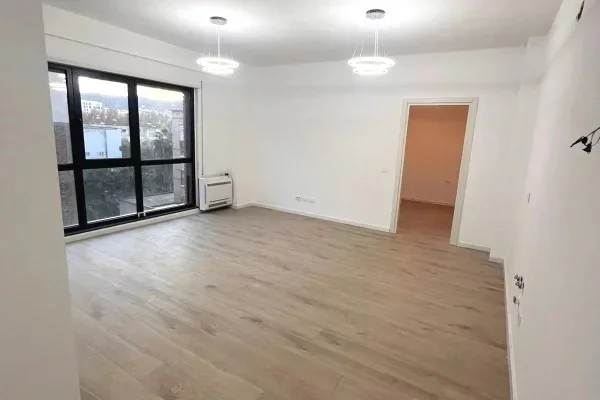 Tirane, jepet me qera zyre , 76 m² 