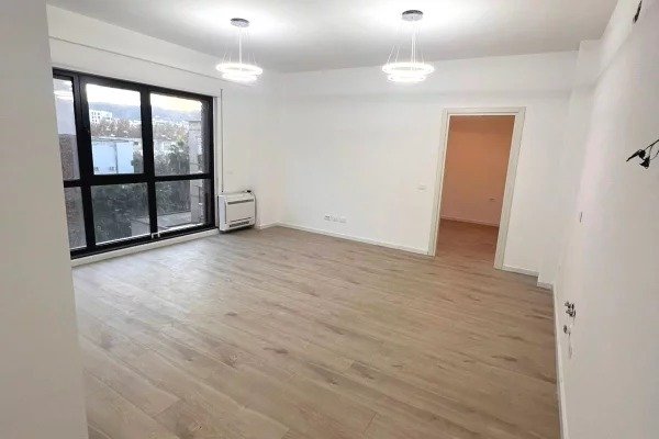 Tirane, jepet me qera zyre , 76 m² 