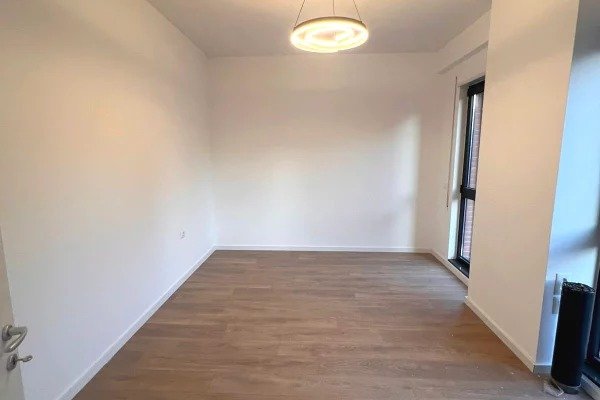 Tirane, jepet me qera zyre , 76 m² 