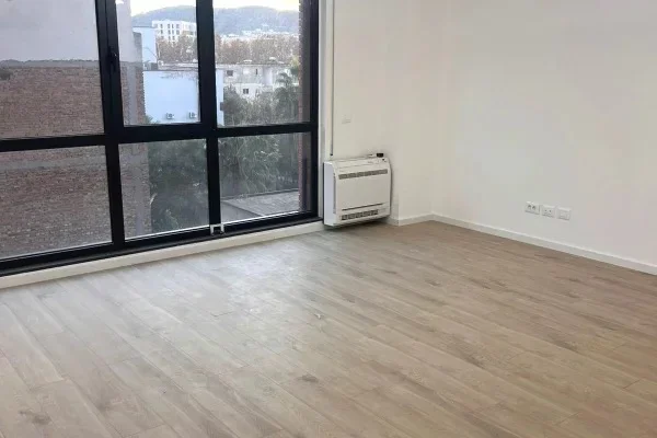 Tirane, jepet me qera zyre , 76 m² 