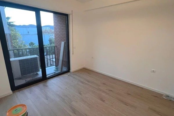 Tirane, jepet me qera zyre , 76 m² 
