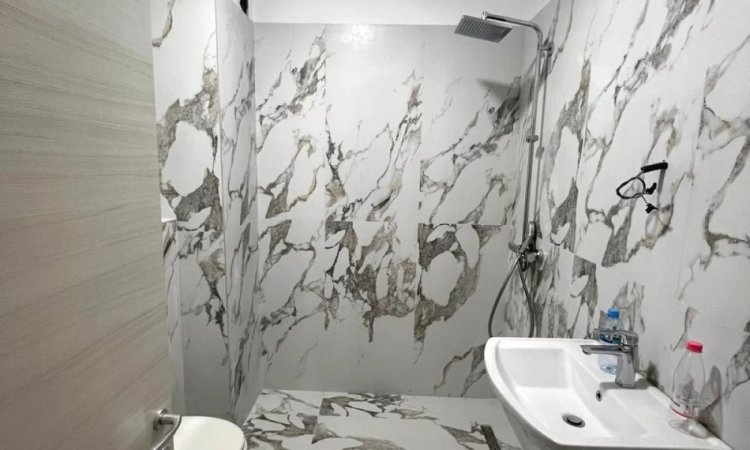 Tirane, jepet me qera zyre , 76 m² 