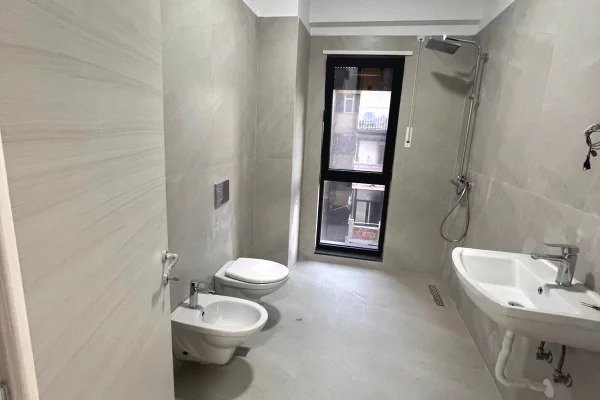 Tirane, jepet me qera zyre , 76 m² 