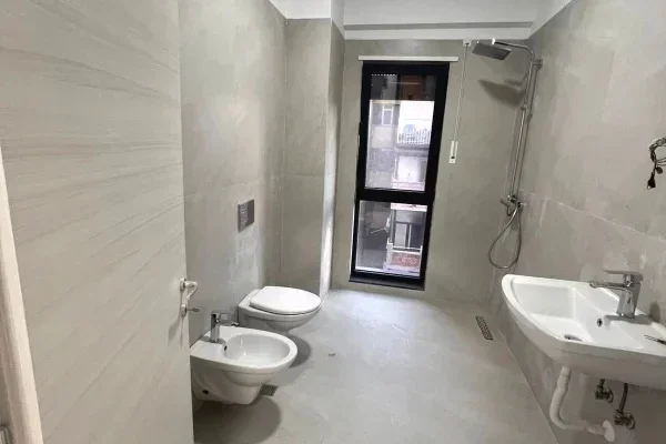 Tirane, jepet me qera zyre , 76 m² 