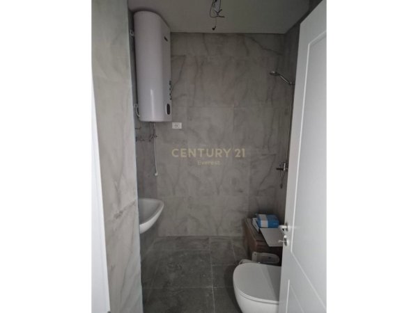 Tirane, jepet me qera ambjent biznesi Kati 5, 115 m² 1.900 € (Liqeni Tiranes)