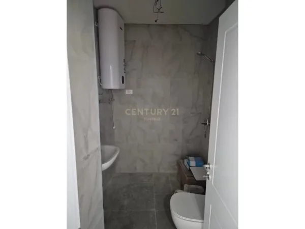 Tirane, jepet me qera ambjent biznesi Kati 5, 115 m² 1.900 € (Liqeni Tiranes)