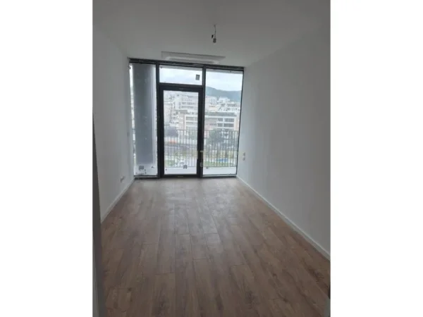 Tirane, jepet me qera ambjent biznesi Kati 5, 115 m² 1.900 € (Liqeni Tiranes)