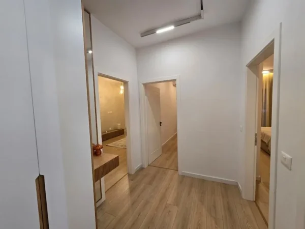 Tirane, jepet me qera apartament 2+1+Ballkon Kati 5, 95 m² 1.500 € (ISH KINEMA 17-NENTORI)