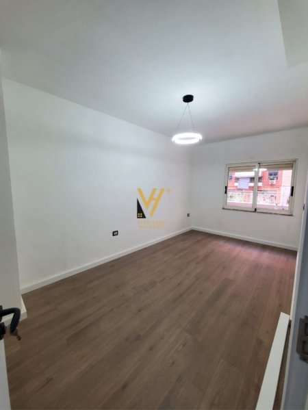 Tirane, shitet apartament 1+1+Ballkon Kati 2, 86 m² 190.000 € (KOMUNA E PARISIT)