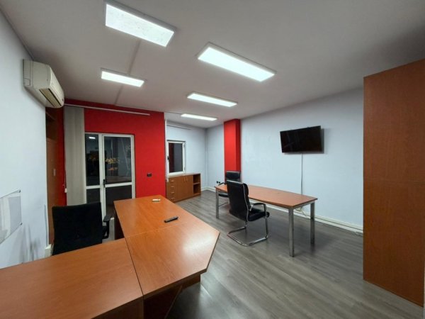 Tirane, jepet me qera ambjent biznesi Kati 3, 168 m² 2.600 € (Blloku)