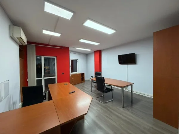 Tirane, jepet me qera ambjent biznesi Kati 3, 168 m² 2.600 € (Blloku)