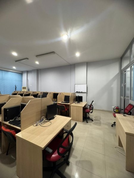 Tirane, jepet me qera ambjent biznesi Kati 0, 99 m² 600 € (pas Globe)