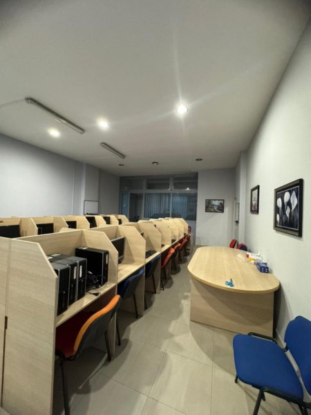 Tirane, jepet me qera ambjent biznesi Kati 0, 99 m² 600 € (pas Globe)