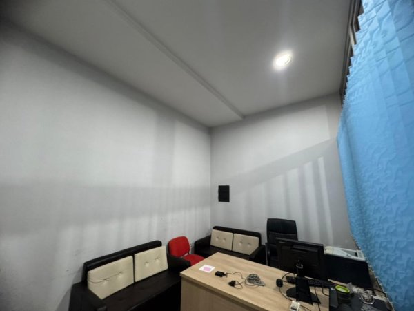 Tirane, jepet me qera ambjent biznesi Kati 0, 99 m² 600 € (pas Globe)