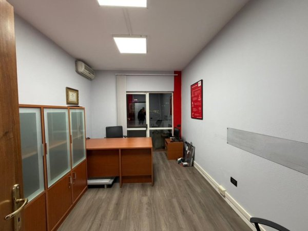 Tirane, jepet me qera ambjent biznesi Kati 3, 168 m² 2.600 € (Blloku)