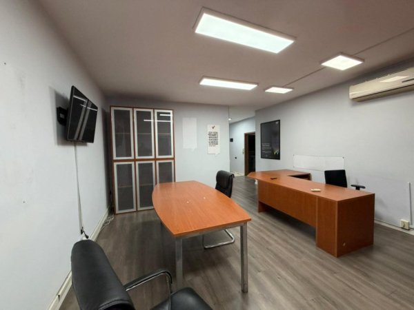 Tirane, jepet me qera ambjent biznesi Kati 3, 168 m² 2.600 € (Blloku)