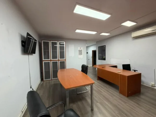 Tirane, jepet me qera ambjent biznesi Kati 3, 168 m² 2.600 € (Blloku)