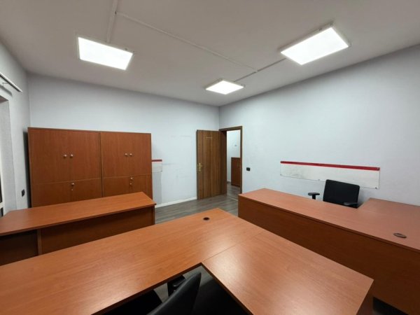 Tirane, jepet me qera ambjent biznesi Kati 3, 168 m² 2.600 € (Blloku)