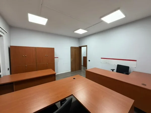 Tirane, jepet me qera ambjent biznesi Kati 3, 168 m² 2.600 € (Blloku)