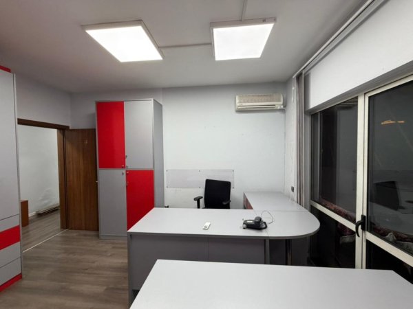 Tirane, jepet me qera ambjent biznesi Kati 3, 168 m² 2.600 € (Blloku)
