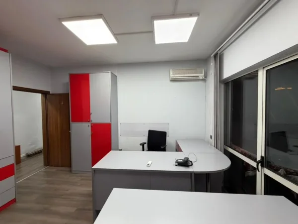 Tirane, jepet me qera ambjent biznesi Kati 3, 168 m² 2.600 € (Blloku)