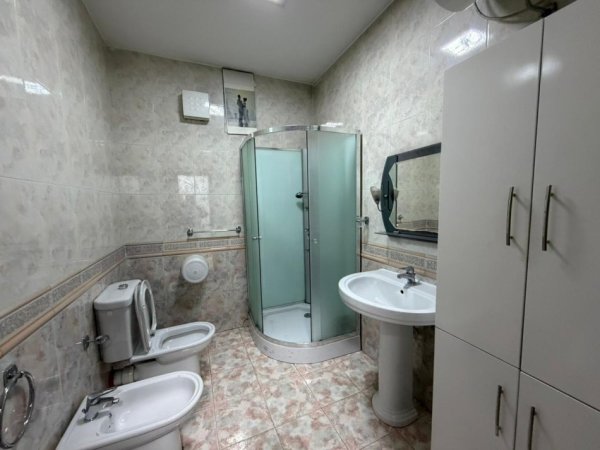 Tirane, jepet me qera ambjent biznesi Kati 3, 168 m² 2.600 € (Blloku)