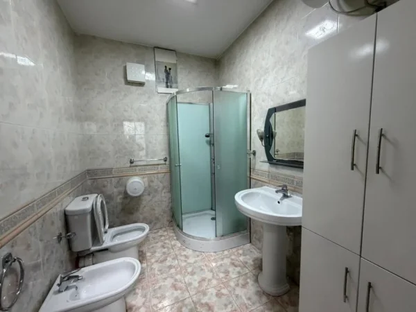 Tirane, jepet me qera ambjent biznesi Kati 3, 168 m² 2.600 € (Blloku)