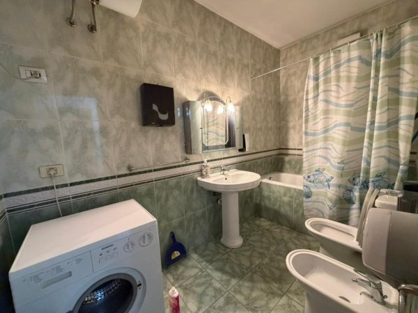 Tirane, jepet me qera ambjent biznesi Kati 3, 168 m² 2.600 € (Blloku)