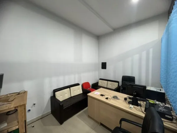 Tirane, jepet me qera ambjent biznesi Kati 0, 99 m² 600 € (pas Globe)