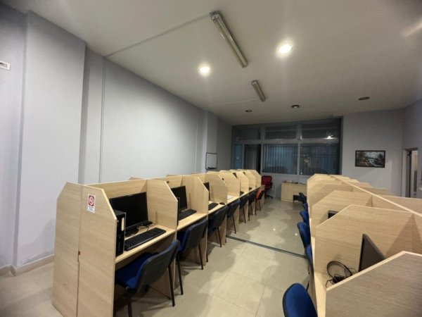 Tirane, jepet me qera ambjent biznesi Kati 0, 99 m² 600 € (pas Globe)